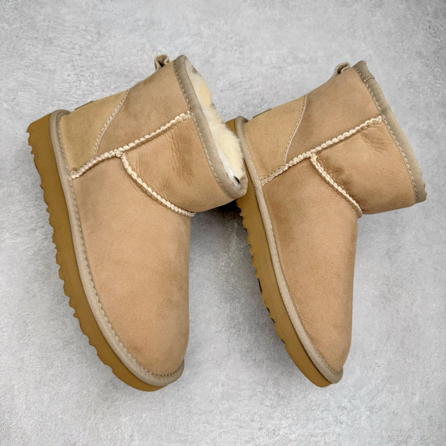 Pick up locally💰520 UGG 6222 Classic short-cut autumn and winter sheepskin and fur integrated snow boots. All shoes are made from the same factory as ZP. Longfeng A-grade Australian imported sheepskin and fur integrated men's and women's boots. Brand OEM production line. Fully follow the ZP process. OEM original pattern maker. Adhering to the principle of no original shoes and no development selection. Pay attention to every detail. The most authentic version on the market. TREADLITE "Light Wing" technology outsole. Lightweight/durable/flexible/pile size: 35 36 37 38 39 40 41 42 43 44 45 Coding: by2936060